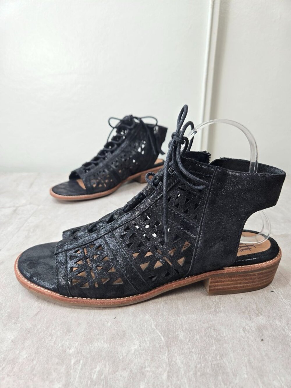 Sofft Boho Lace Sandals 9.5 Metallic Black Leather Flat Strappy Indie Gladiator
